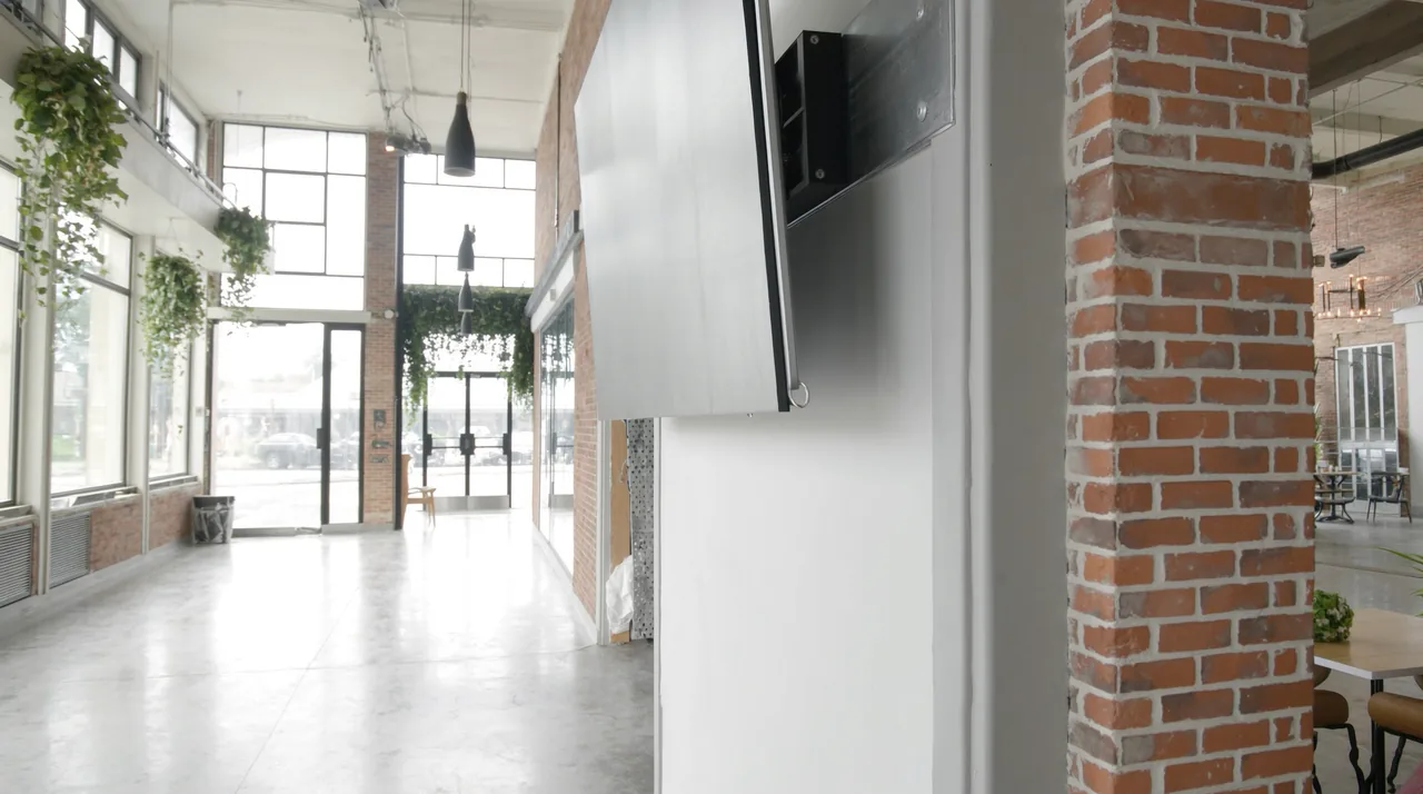 Que TV comprar para digital signage: tamanho, brilho e durabilidade (checklist)